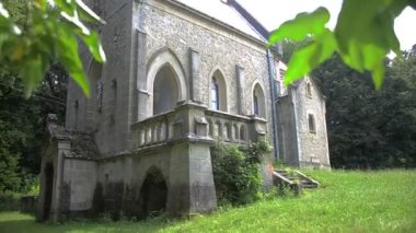 ormandaki küçük Hıristiyanlık kilise