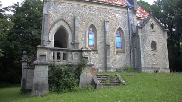 Malý kostel křesťanství v lese — Stock video