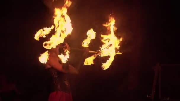 Feuershow mit brennender Fackel 4k — Stockvideo