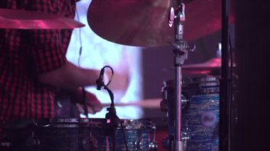 müzisyen bir sahnede 4 k bateri çalıyor