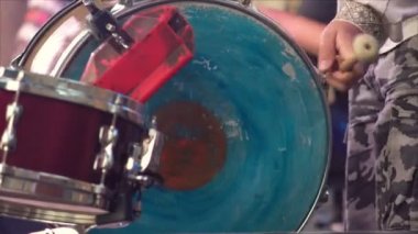 müzisyen bir sahnede 4 k bateri çalıyor