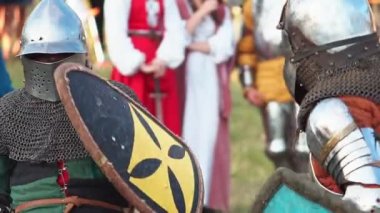 İki ortaçağ Şövalyeleri arasındaki savaş. Slowmotion