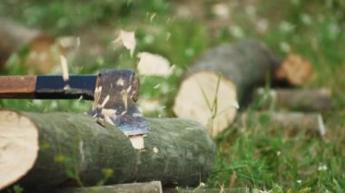 Ağır çekim bir adam yakacak odun doğrama