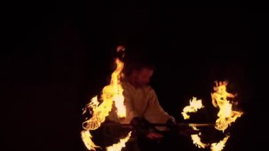 Yanan meşale 4 k ile Fireshow performans