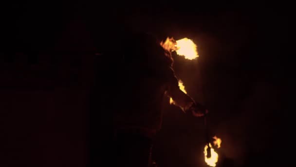 Desempenho de fogos de artifício com tocha em chamas 4k — Vídeo de Stock