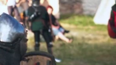 Savaş iki saldırgan Ortaçağ Şövalyeleri. 4k