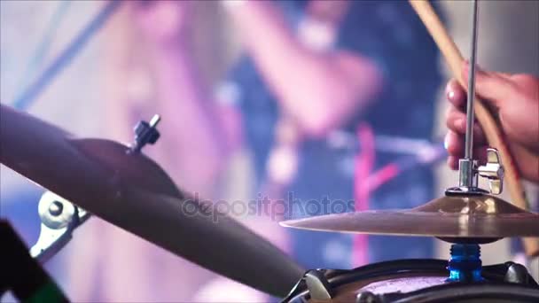 Анонімні барабанщик, грає на барабані на сцені 4 к — стокове відео