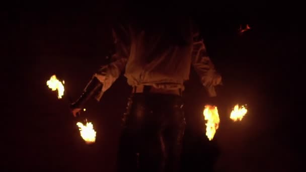 Tűz show légtelenítő köpködni a láng. Lassú mozgás — Stock videók