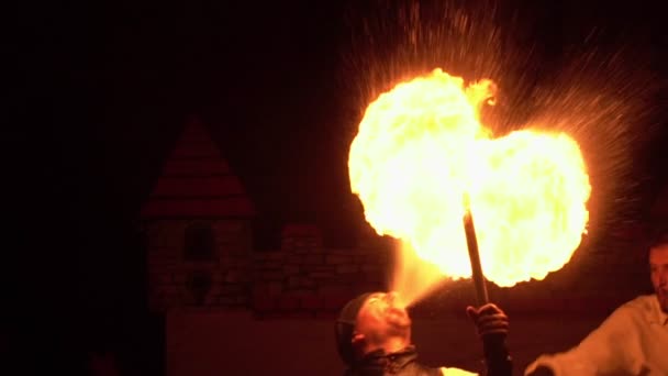 Feuershow Atemluft spuckende Flamme. Zeitlupe — Stockvideo