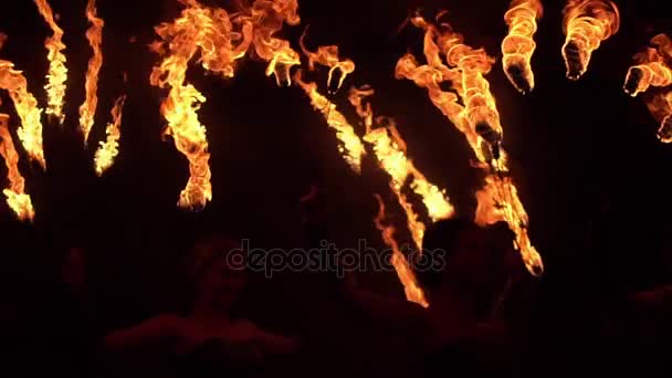 Вогняне шоу пір'їн плює полум'я. Повільний рух — стокове відео