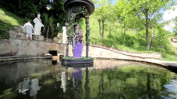 Estatua de la Madre María en medio del lago — Vídeos de Stock