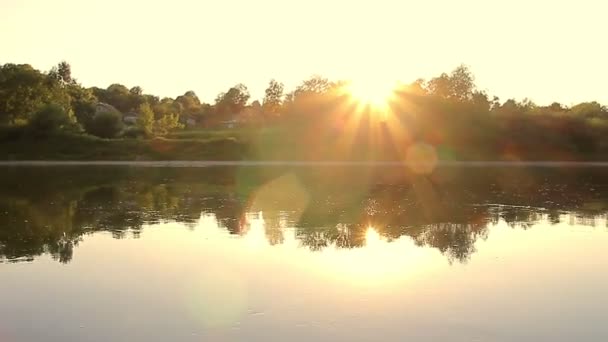Ηλιοβασίλεμα στον ποταμό φθινόπωρο — Αρχείο Βίντεο