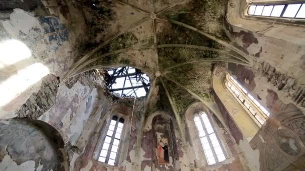 Заброшенная церковь с солнечными лучами и серым камнем — стоковое видео