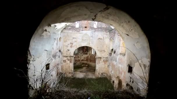 Igreja abandonada com raios de sol e pedra cinzenta — Vídeo de Stock