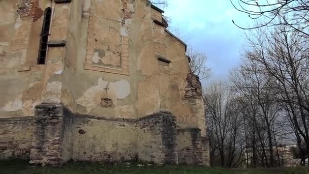 Εγκαταλειμμένη εκκλησία με γκρίζα πέτρα και οι ακτίνες του ήλιου — Αρχείο Βίντεο