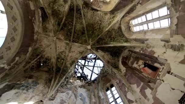 Güneş ışınları ve gri taş terkedilmiş kilise — Stok video