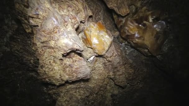 Wewnątrz jaskini krasowych w Tarnopolu — Wideo stockowe