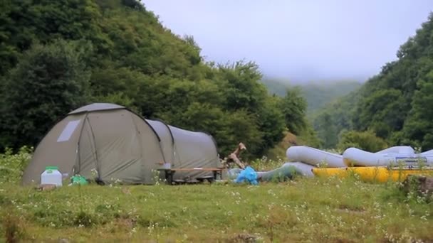 Reggel köd-hegy idegenforgalmi és camping — Stock videók