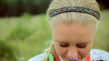 Yeşil sahada çalışan yalınayak kız