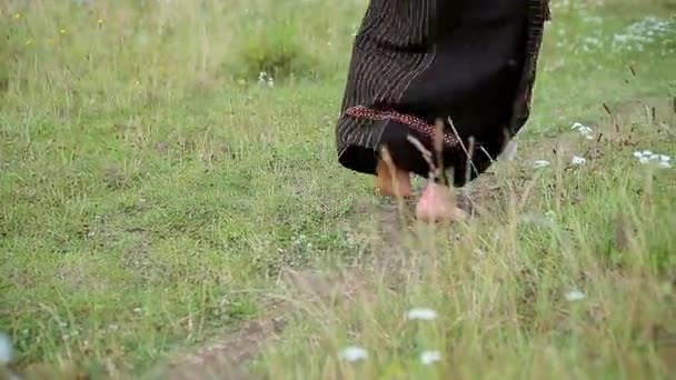 Descalço menina correndo no campo verde — Vídeo de Stock