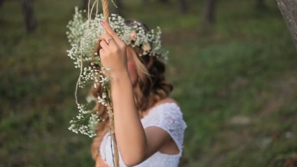 Jovem menina balançando ao ar livre — Vídeo de Stock