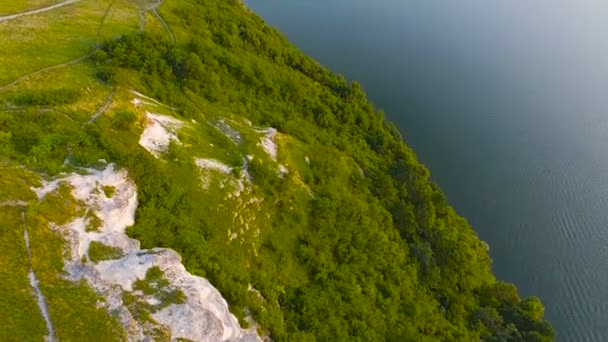 夕日の岩の近くの飛行 — ストック動画