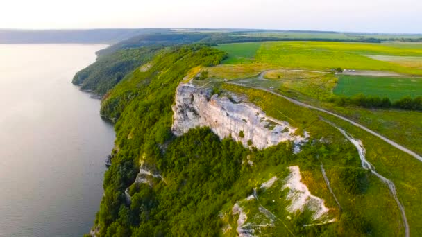 Vuelo cerca de las rocas del atardecer — Vídeos de Stock