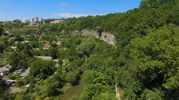 ウクライナの岩が多い岬に歴史的な町 — ストック動画