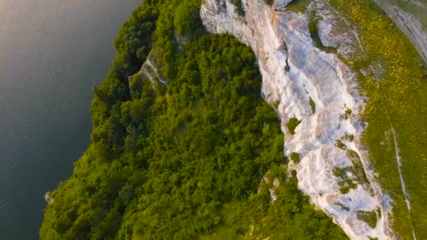 Vuelo cerca de las rocas del atardecer — Vídeo de stock