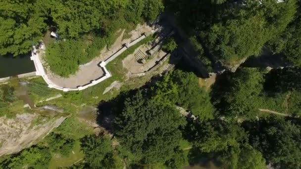 Ville historique sur un promontoire rocheux en Ukraine 