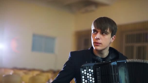 O rosto do acordeonista. Dedos de acordeonista nas chaves — Vídeo de Stock