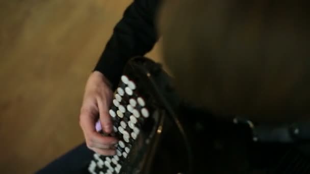 Лицо аккордеониста. Пальцы аккордеониста на клавишах — стоковое видео