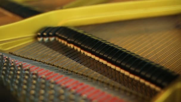 Close up de dentro pianos retro martelos cordas marcantes — Vídeo de Stock