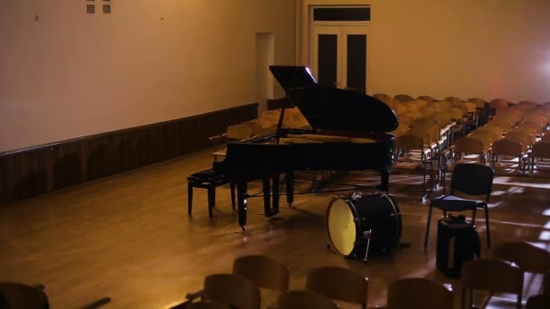 Lights on and musicians come to the musical instruments — Stock Video