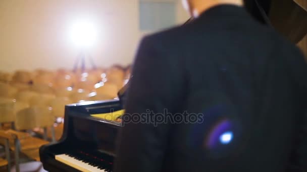 音楽を作る。ピアノを弾くハンサムな男のプロフィール — ストック動画