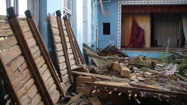 Edificio destruido, vieja escuela — Vídeo de stock