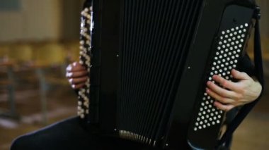 Akordiyonist yüzü. Akordiyonist anahtarlar üzerinde parmak