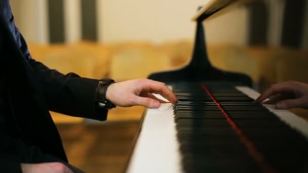 A fazer música. Perfil de um homem bonito tocando piano — Vídeo de Stock