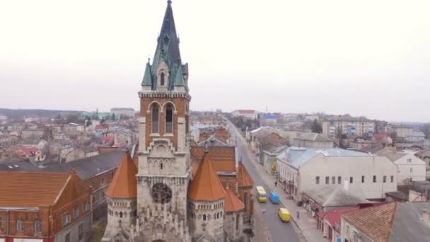 Полет над православной церковью и вид на старый город — стоковое видео