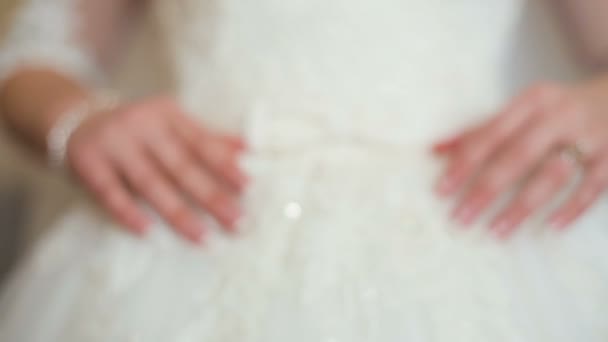 Porte ceinture sur robe de mariée gros plan — Video