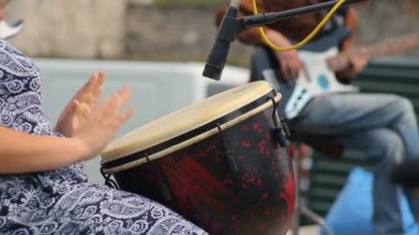 Baterist ile sahnede performans konser rock grubu