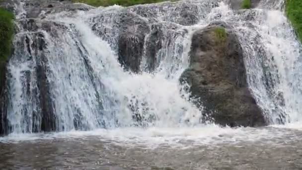 Slowmotion vízesés Vértes keresztül nagy sziklák — Stock videók