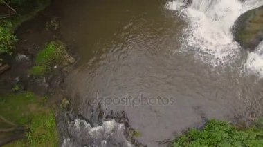 Uçuş boyunca şelale havadan görünümü uçan üzerinde acele şelale