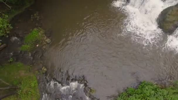 Vuelo a lo largo de la cascada Vista aérea Volando sobre la cascada corriendo — Vídeo de stock