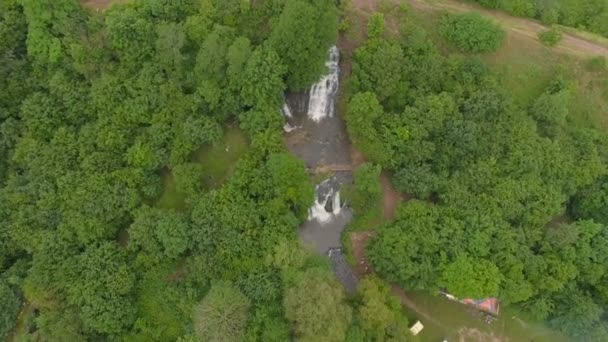 Vlucht langs de waterval Aerial View Flying Over haasten waterval — Stockvideo