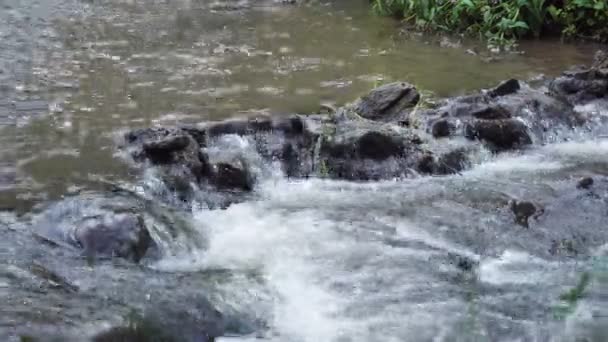 Vattenfallet nära fjällvatten stenar i sommar — Stockvideo