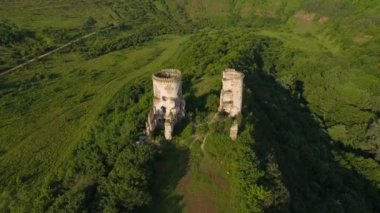 Gök olayları görüntülemek eski kale, iki kule ve orman çevresinde