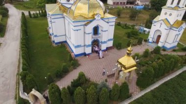 Kubbeli kilise arka plan köy ve orman yakın uçan hava atış