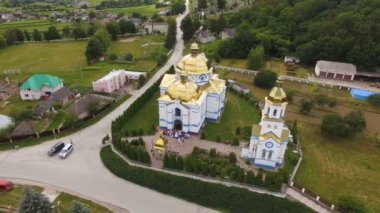Kubbeli kilise arka plan köy ve orman yakın uçan hava atış