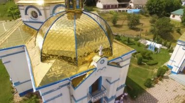 Kubbeli kilise arka plan köy ve orman yakın uçan hava atış